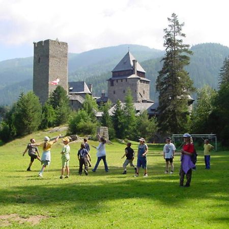 Хостел Burg Finstergrun Ramingstein Экстерьер фото