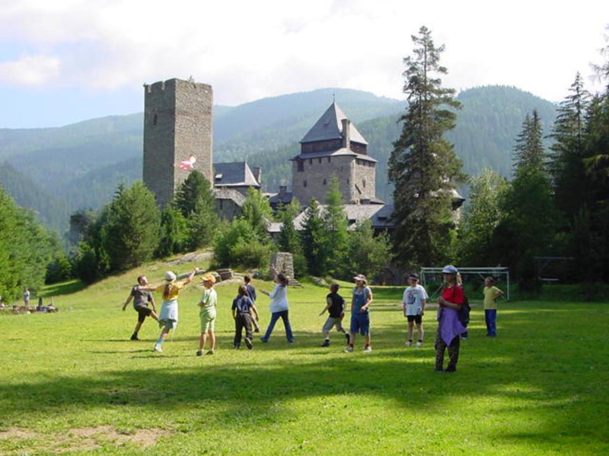Хостел Burg Finstergrun Ramingstein Экстерьер фото