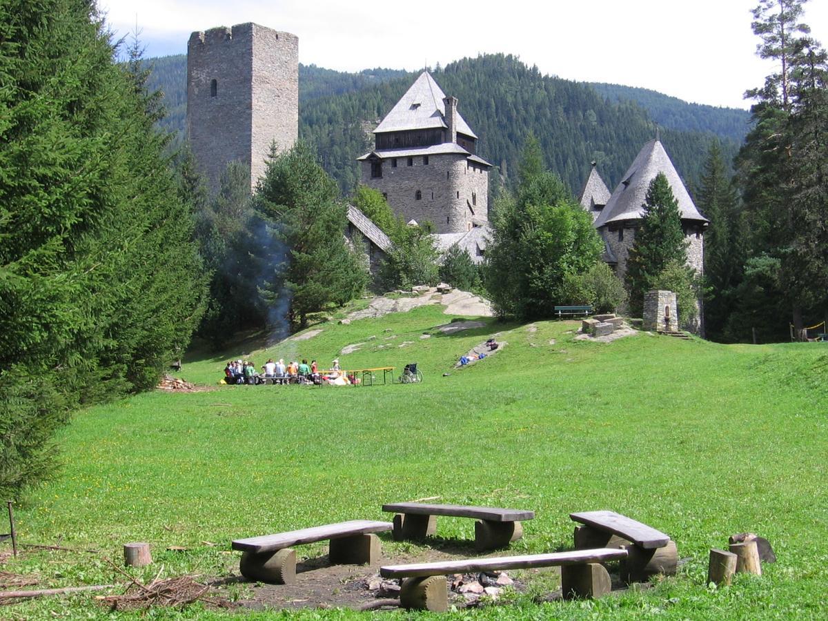 Хостел Burg Finstergrun Ramingstein Экстерьер фото